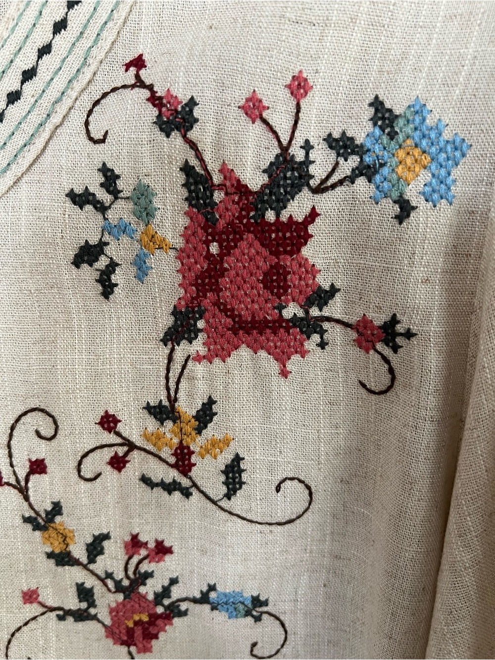 Solitaire Cream Button-Front Blouse with Multi-Color Floral Embroidery - Picture 3 of 6